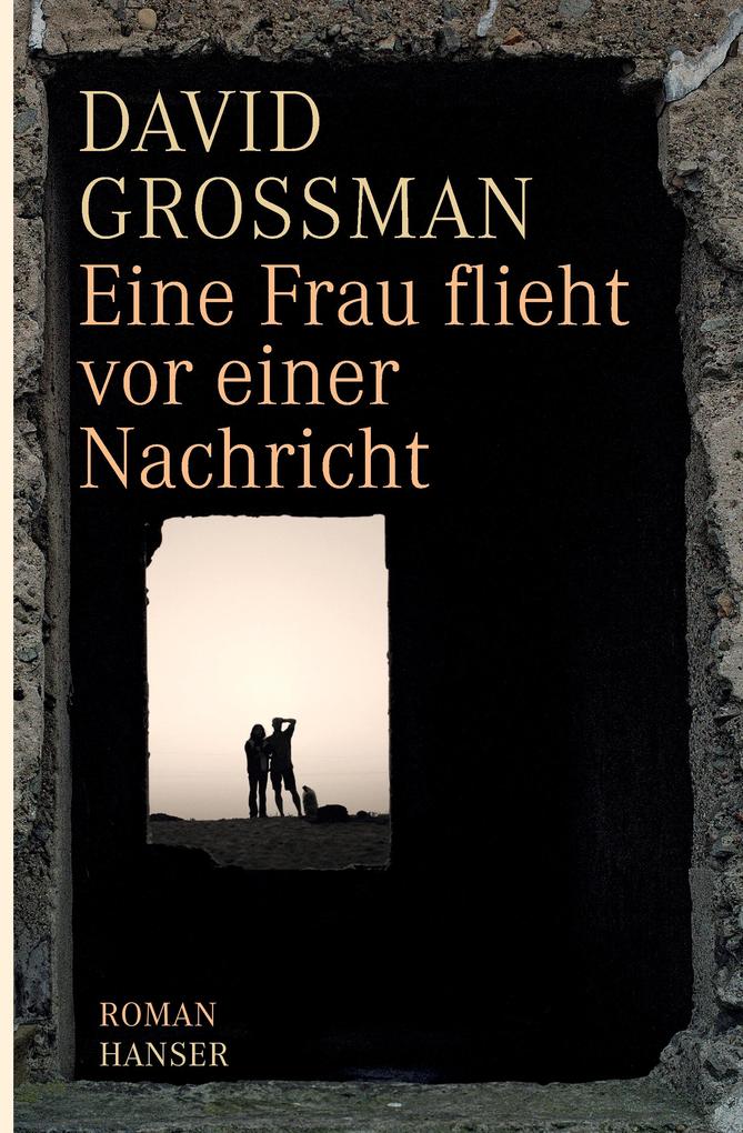 Eine Frau flieht vor einer Nachricht