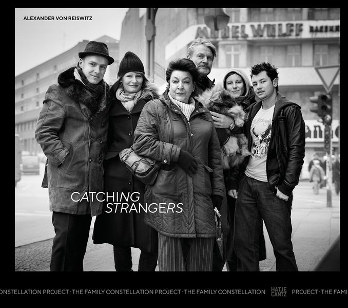 Alexander von Reiswitz: Catching Strangers. The Family Constellation Project - Inszenierte Porträts & Geschichten über Familie Identität und Zufall