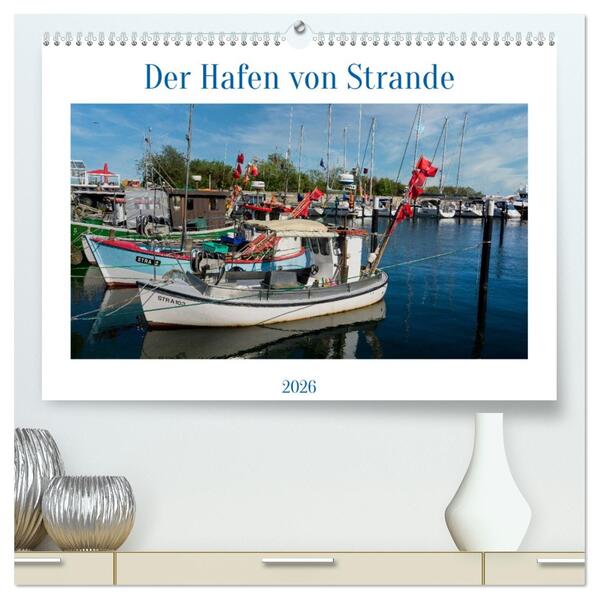 Der Hafen von Strande (hochwertiger Premium Wandkalender 2026 DIN A2 quer) Kunstdruck in Hochglanz