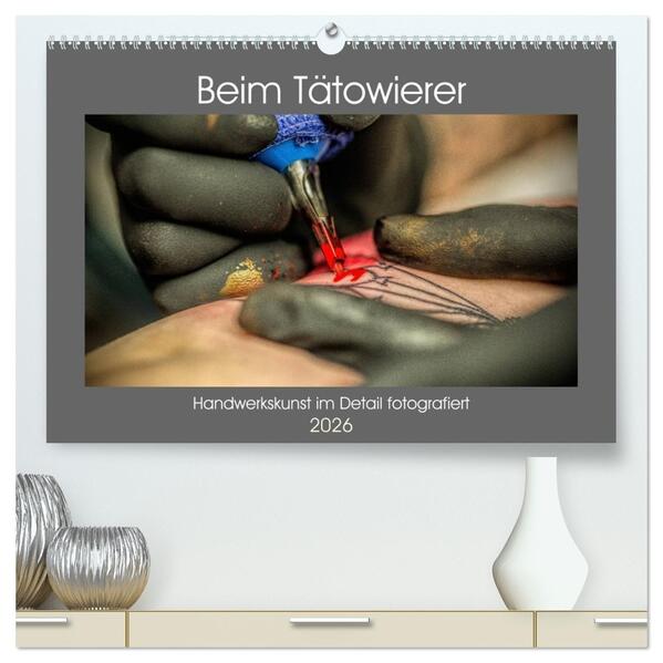Beim Tätowierer (hochwertiger Premium Wandkalender 2026 DIN A2 quer) Kunstdruck in Hochglanz