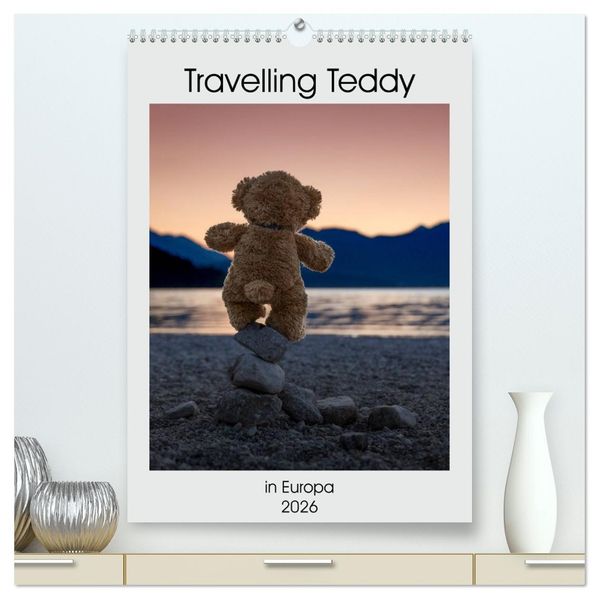 Travelling Teddy in Europa (hochwertiger Premium Wandkalender 2026 DIN A2 hoch) Kunstdruck in Hochglanz