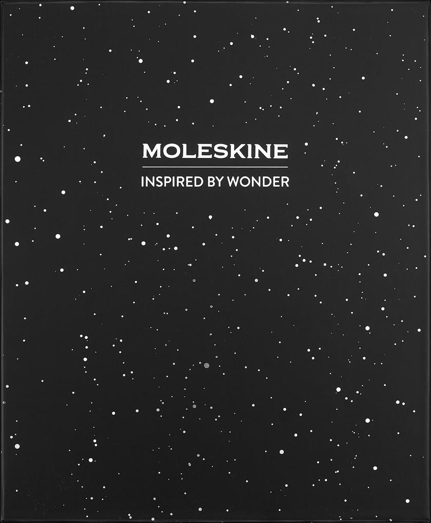 Moleskine Germany GmbH Moleskine Bundle Box Nasa-inspiriertes Notizbuch L/A5 Liniert Fester Einband 2 Nasa-inspirierte Pins 4 Nasa-inspirierte Blackwing Graphitstifte