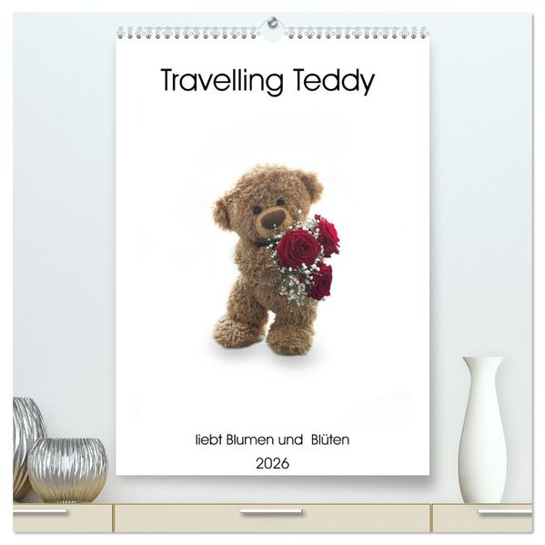 Travelling Teddy liebt Blumen und Blüten (hochwertiger Premium Wandkalender 2026 DIN A2 hoch) Kunstdruck in Hochglanz