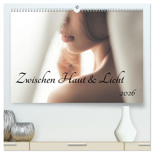 Zwischen Haut und Licht (hochwertiger Premium Wandkalender 2026 DIN A2 quer) Kunstdruck in Hochglanz