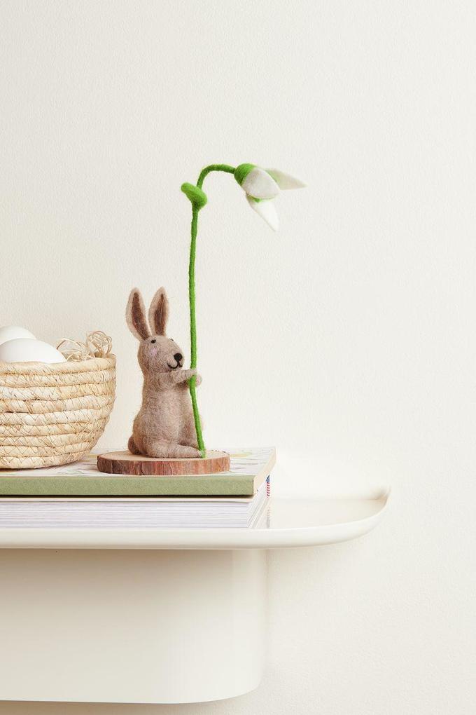 Filz-Hase mit Schneeglöckchen Braun auf Holzscheibe 21 x 95 x 95cm