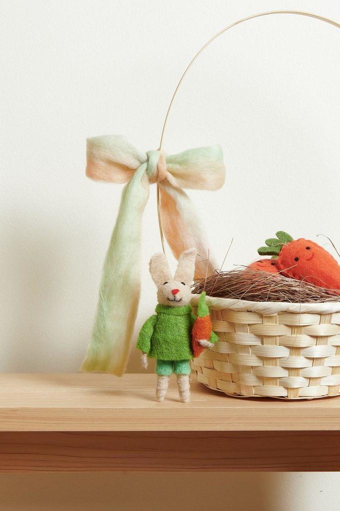 Aufhänger Filz-Hase mit Pulli und Möhre Grün 14 x 7 x 3cm