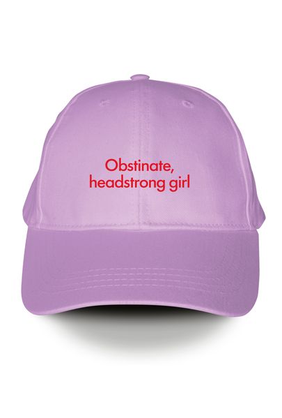 Fliederfarbene Penguin Klassiker Cap mit korallenrot gestickter Schrift. 'Obstinate headstrong girl!' Jane Austen