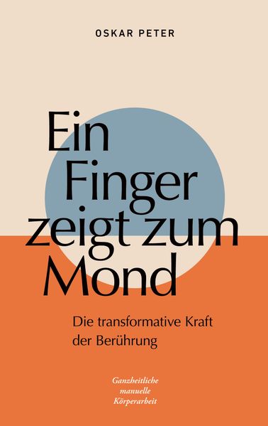 Ein Finger zeigt zum Mond